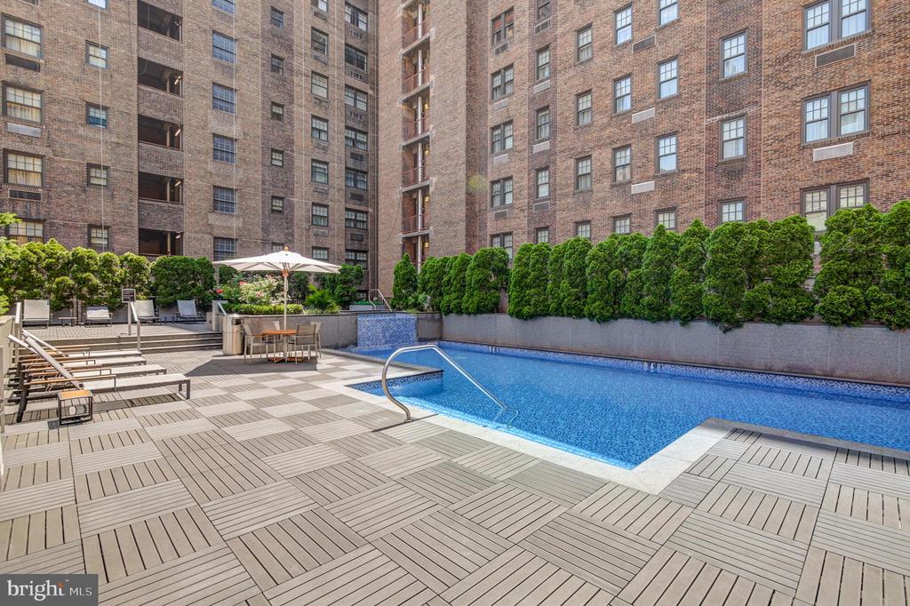 Parc_condo_pool