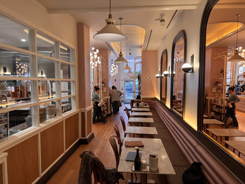 kfar-dining-room-ambiance-village-atmosphere.jpg