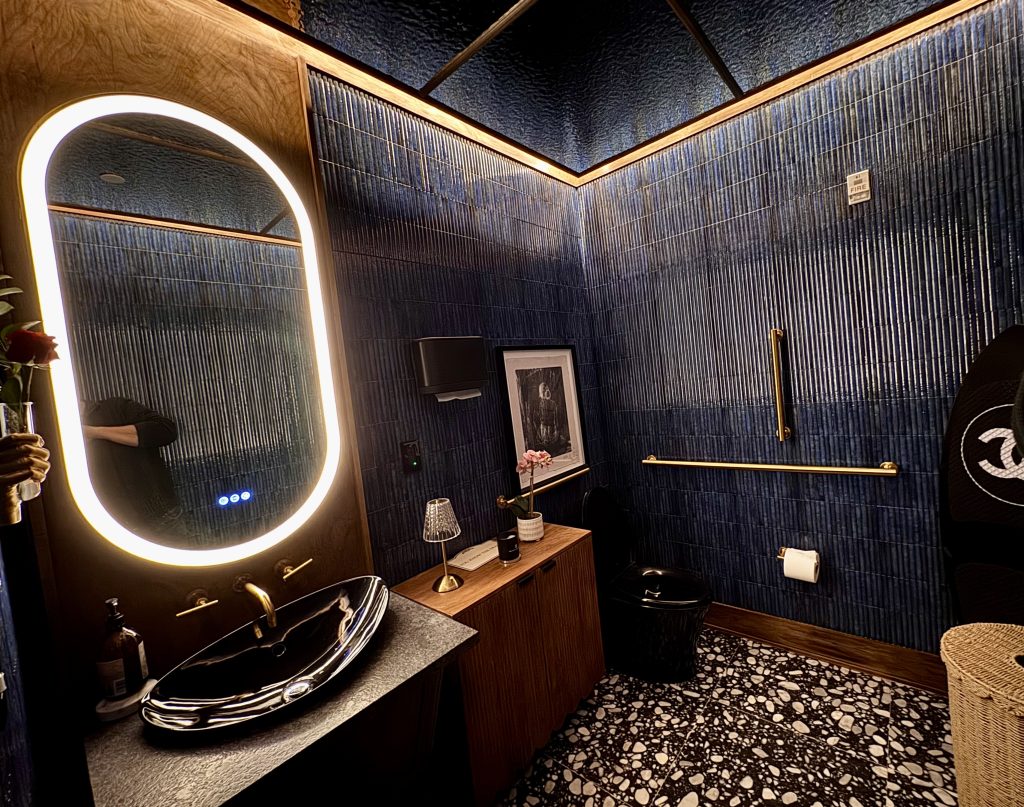 palm-vintage-bathroom-navy-gold-luxury-design.jpg