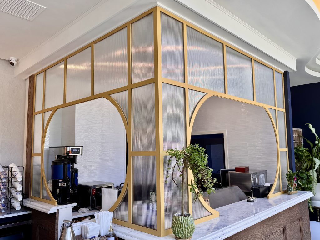palm-vintage-glass-partition-space-transformation.jpg