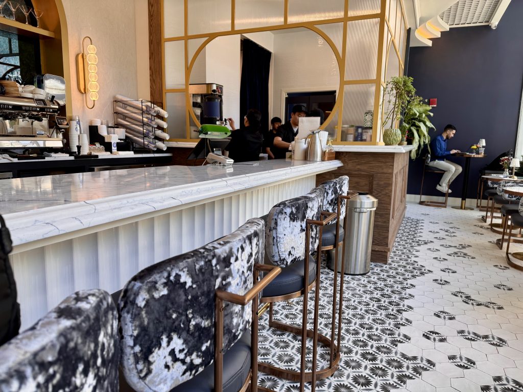 palm-vintage-interior-service-customers-atmosphere.jpg