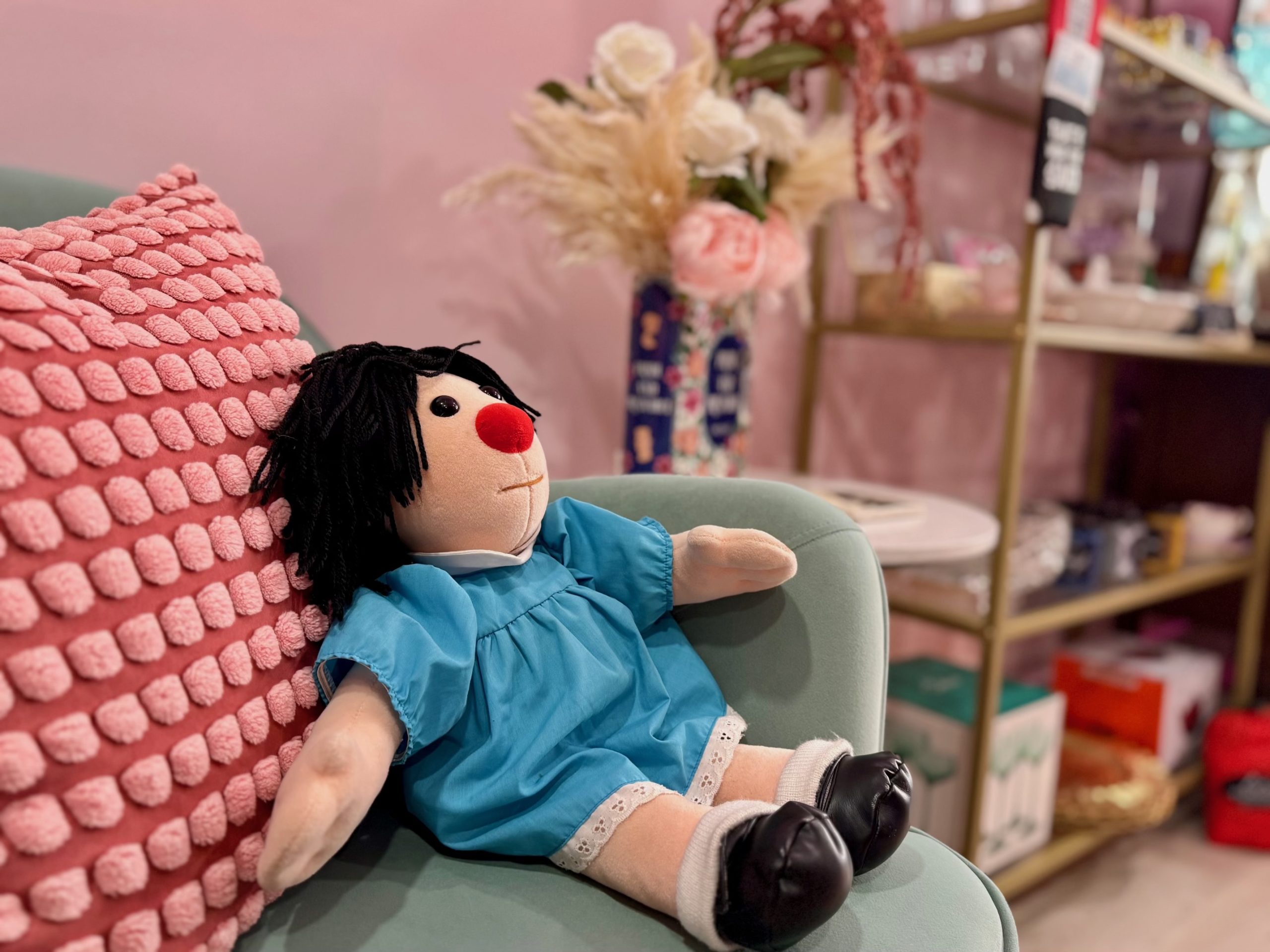 madcat-brewtique-comfy-couch-doll-nook