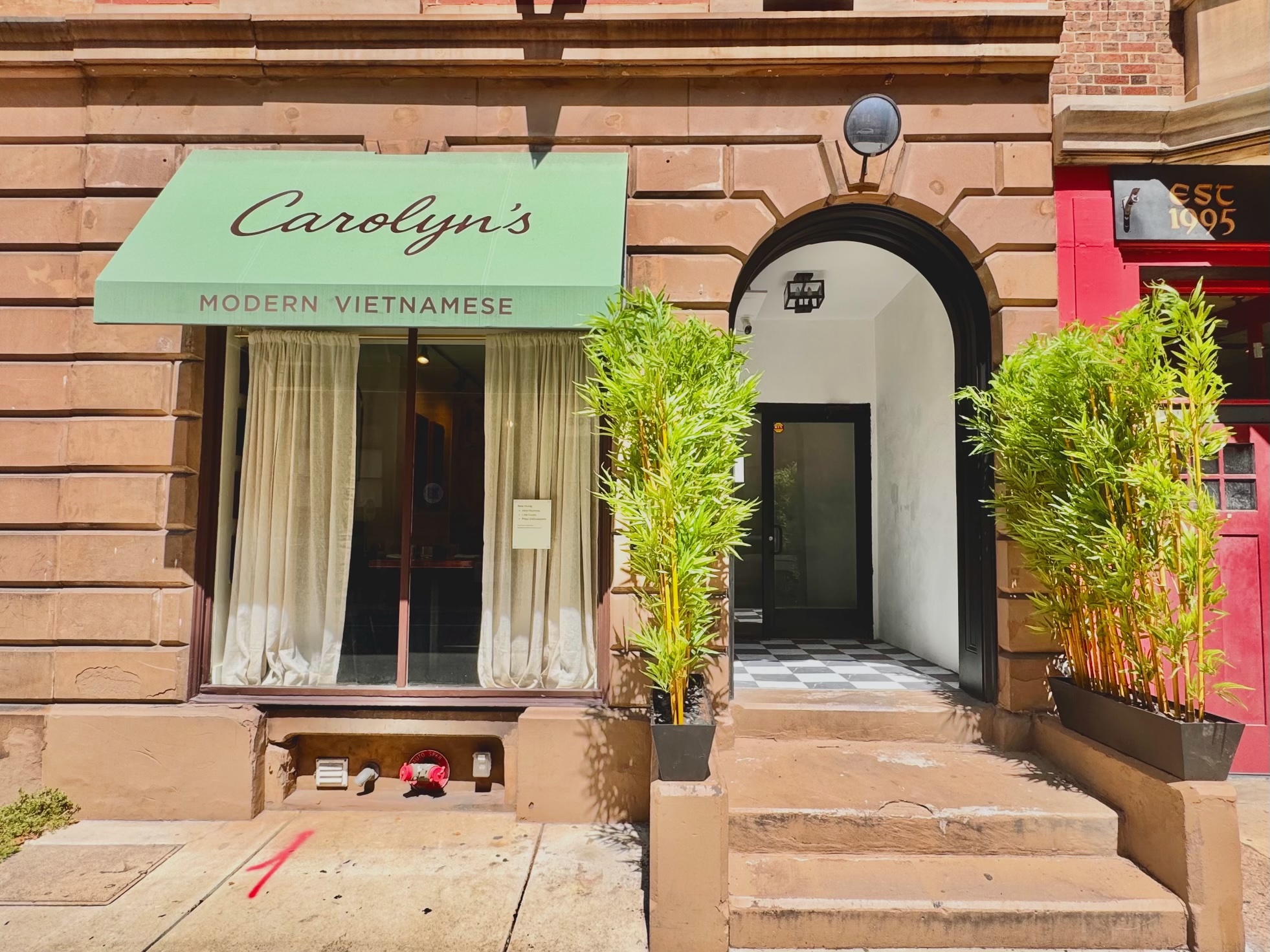 carolyns-modern-vietnamese-2015-walnut-street-exterior