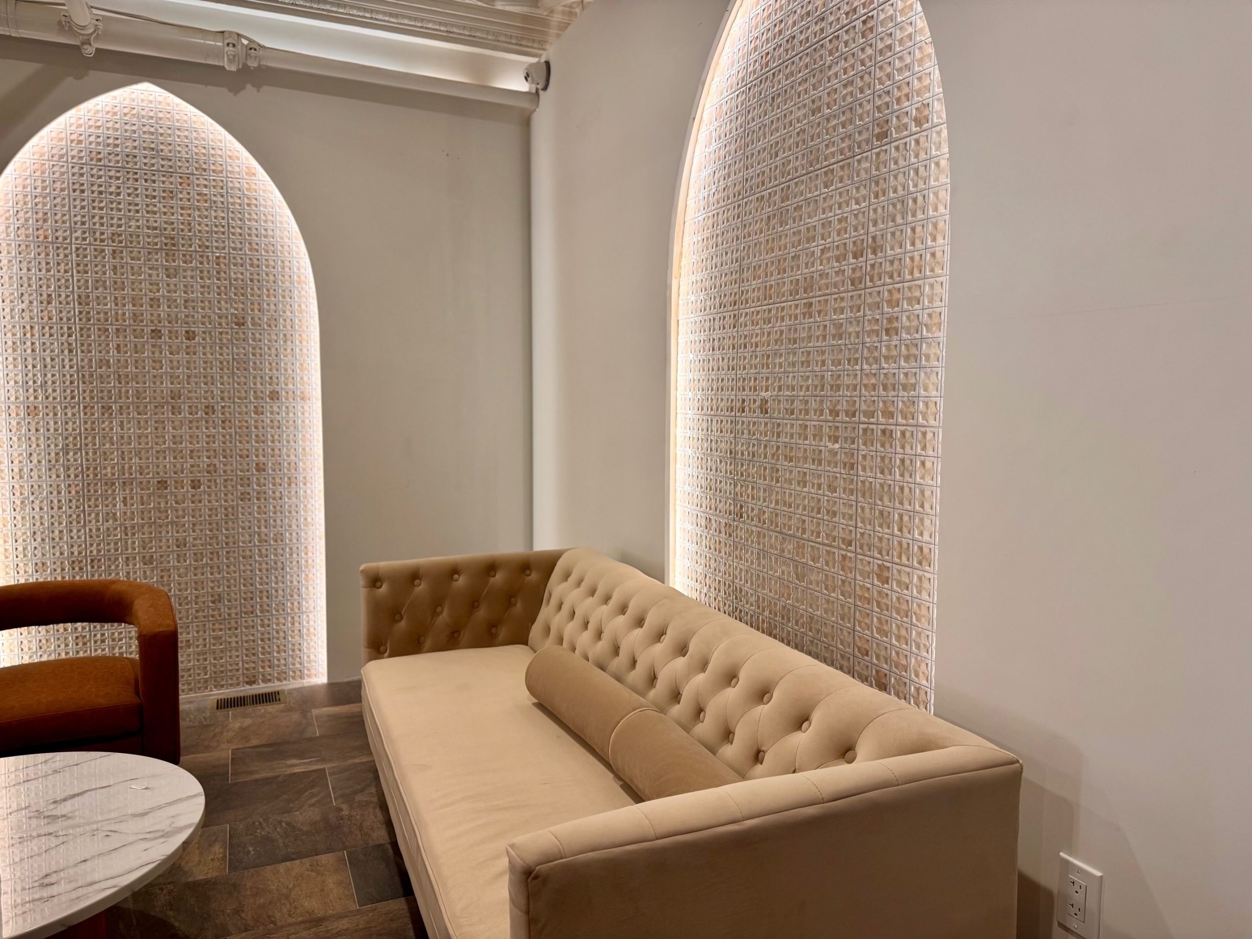 haraz-back-lounge-tufted-sofa-arches