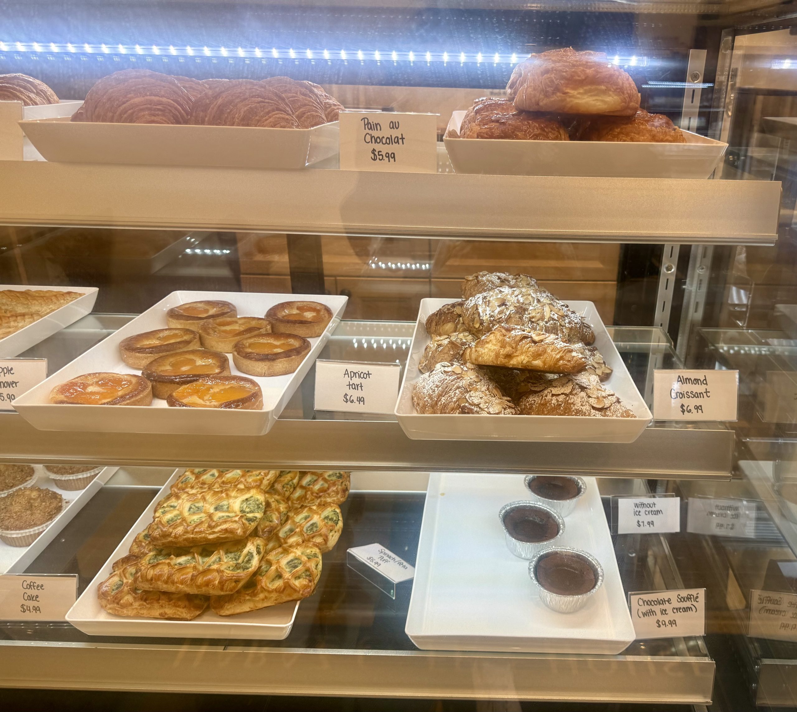 haraz-croissants-pain-au-chocolat-pastry-case
