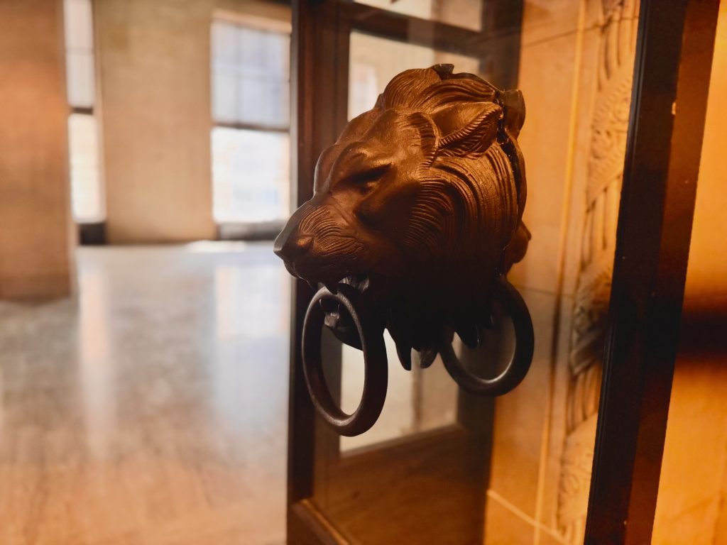 packard-building-lion-door-handle-detail