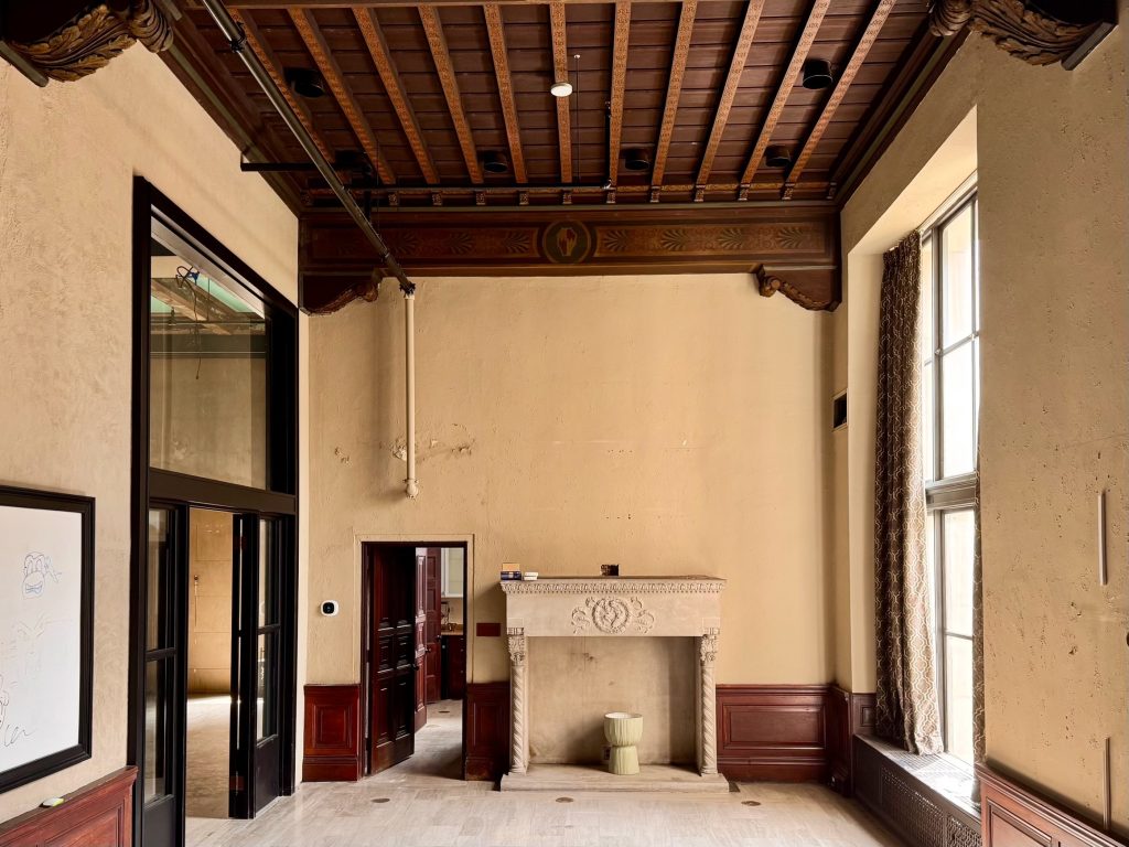 packard-grande-fireplace-room-ceiling