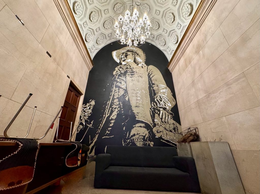 packard-grande-mezzanine-mural-lounge
